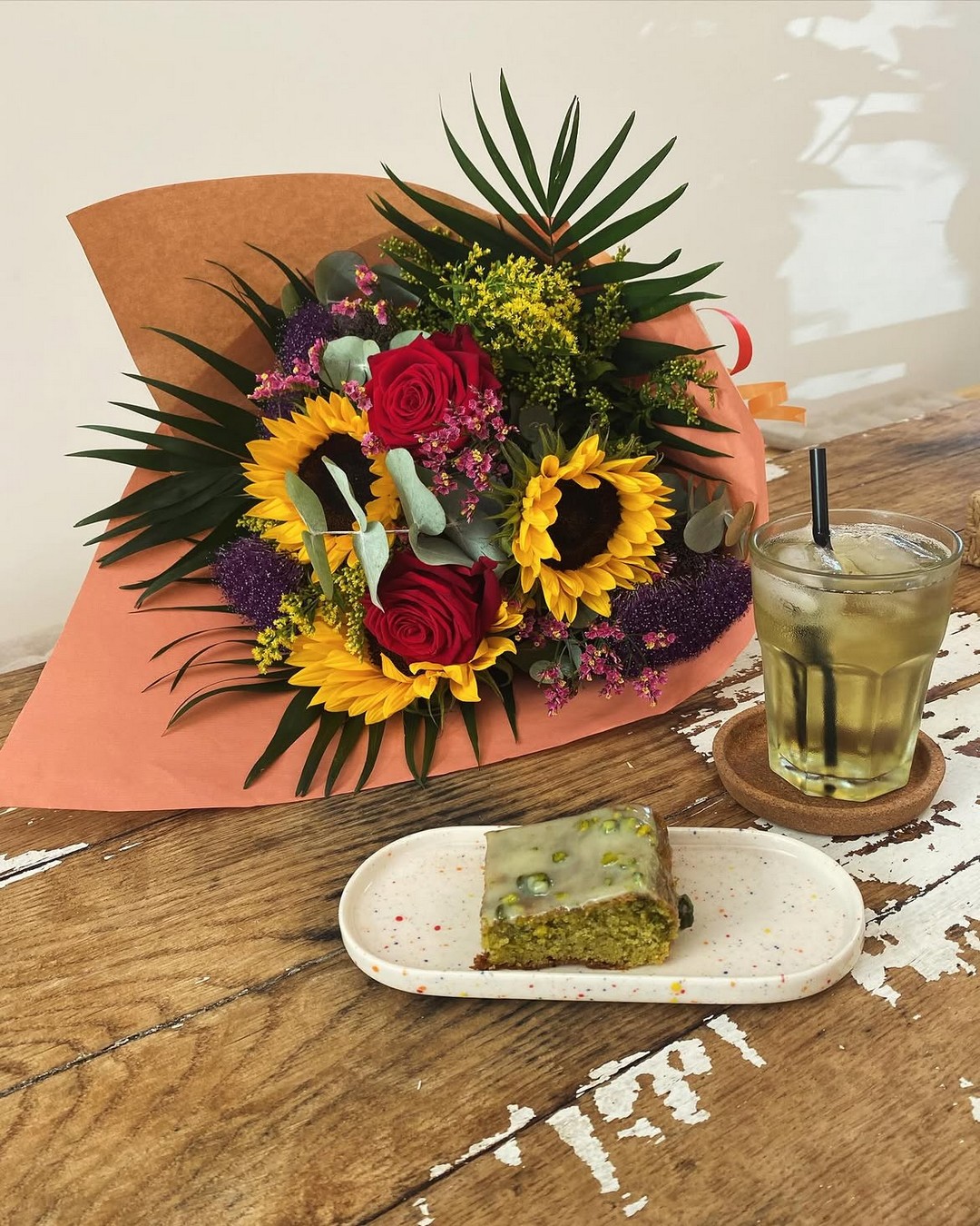 Bouquet de tournesols et thé glacé